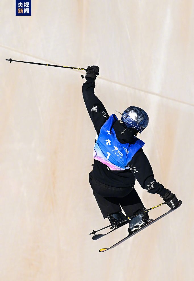 云顶站夺冠：谷爱凌在2023国际雪联自由式滑雪女