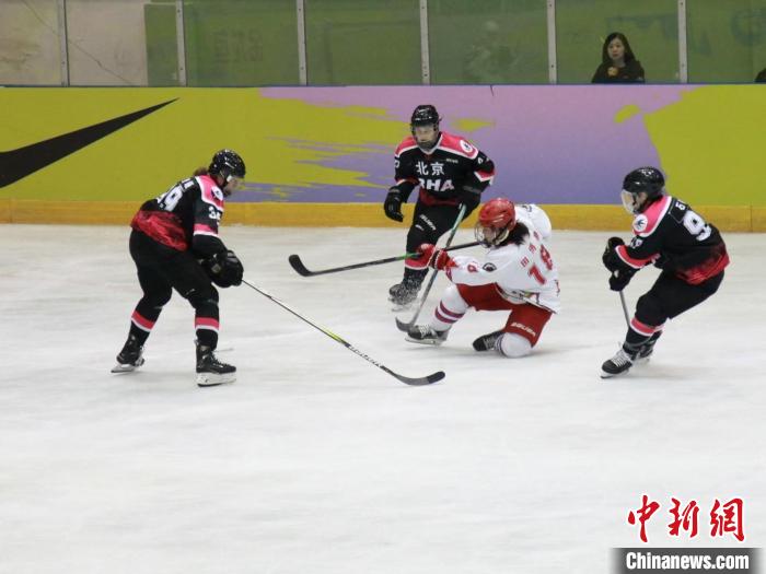 在齐齐哈尔收官的中国女子冰球职业联赛首站：