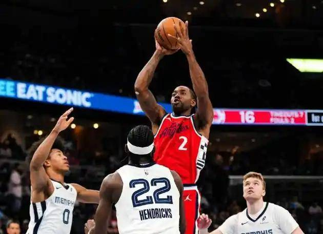 伦纳德创队史纪录伤退 快船主场失利暂列西部第