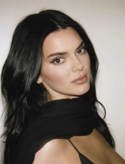 布克与詹娜社交媒体互动引复合猜测