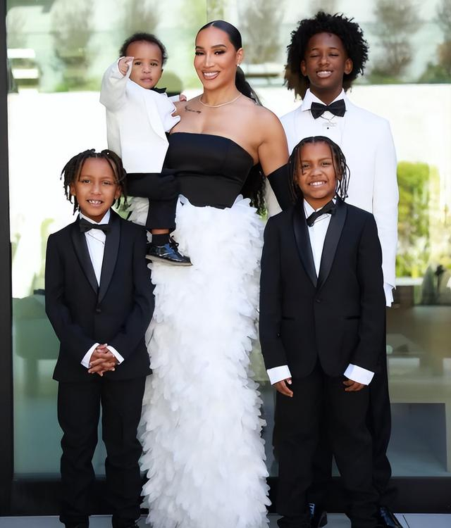 波普两次夺冠生涯总薪1.6亿 5子家庭幸福引关注