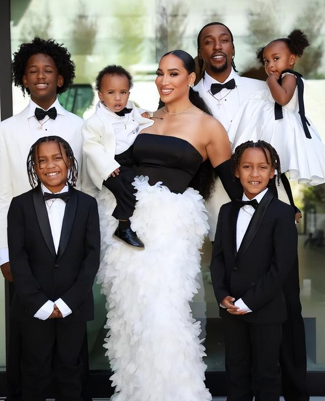 波普两次夺冠生涯总薪1.6亿 5子家庭幸福引关注